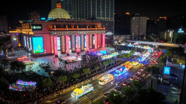 共赢优配 静态展示+道路巡游，上海旅游节花车巡游首站驶进普陀